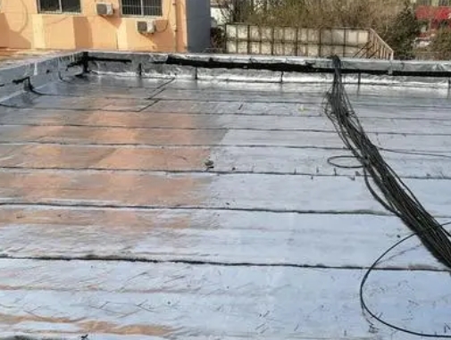 呼伦贝尔市卫生间漏水维修公司分享下呼伦贝尔市屋面楼顶防水刚性防水层施工要点。